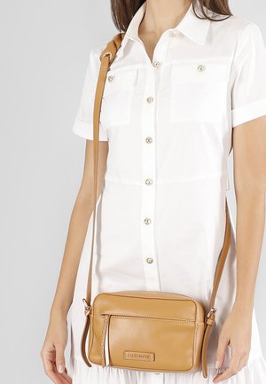 Borsa a tracolla in pelle tan con forma rettangolare, superficie liscia, chiusura con zip e accenti metallici. Incluso cinturino regolabile.