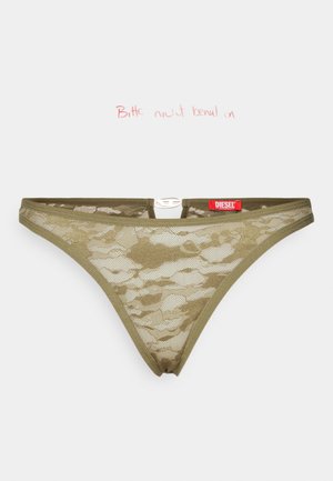 Olijfgroene mesh string met een camouflagepatroon, voorzien van een zilveren hardwaredetail en een rode Diesel logo-label op de tailleband.