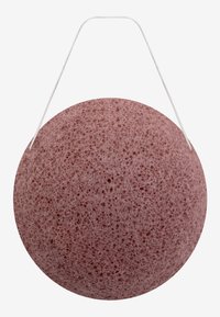 Rund, rosa konjac ansiktssvamp med en porös textur. Har en slinga av vitt snöre för upphängning. Enhetlig form och mjuk yta.