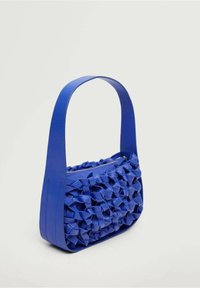 Niebieska torebka wykonana z teksturowanego materiału z rzeźbionym, plecionym wzorem. Posiada płaski uchwyt i zamek błyskawiczny.