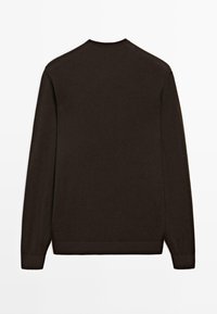 Pull marron foncé à manches longues avec col rond, poignets et bas côtelés, vu de dos sur fond blanc uni.