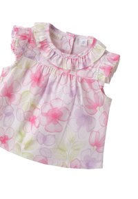 Top floreale con maniche a volant. Presenta fiori rosa e viola su sfondo bianco. Tessuto leggero con texture morbida.
