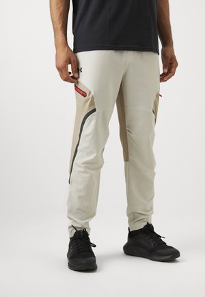 Under Armour UNSTOPPABLE - Pantalon de survêtement - summit white/city khaki/black