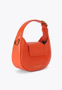 Borsa in pelle arancione con silhouette arrotondata, manico corto e tasca con pattina frontale. Accessori in tono oro e logo impresso sulla base.