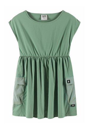 Zielona, krótka sukienka na co dzień z krótkimi rękawami, marszczonym stanem oraz dwoma dużymi przednimi kieszeniami z patkami.
