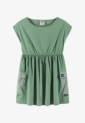 Zielona, krótka sukienka na co dzień z krótkimi rękawami, marszczonym stanem oraz dwoma dużymi przednimi kieszeniami z patkami.