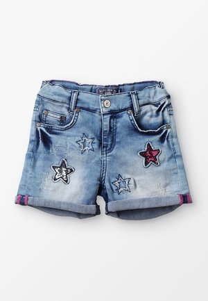 Denim korte bukser til småbørn med opsmøgede kanter og fem palietstjerne-patches i sølv, blå og rød på forlommer og ben.