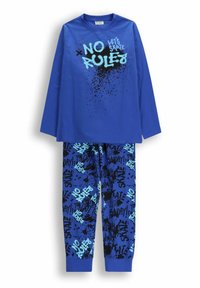 Niebieska bluzka z długim rękawem z napisem "BEZ ZASAD JEDŹMY NA DESCE" oraz pasujące spodnie pokryte graffiti i wzorami rozprysków atramentowych.