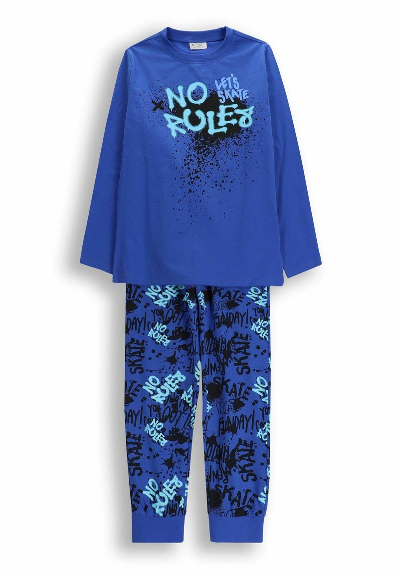 Niebieska bluzka z długim rękawem z napisem "BEZ ZASAD JEDŹMY NA DESCE" oraz pasujące spodnie pokryte graffiti i wzorami rozprysków atramentowych.