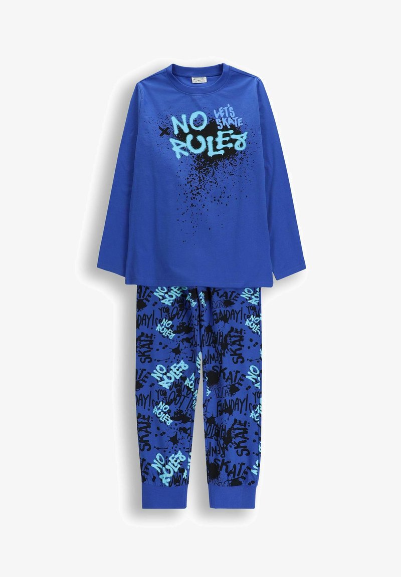 Niebieska bluzka z długim rękawem z napisem "BEZ ZASAD JEDŹMY NA DESCE" oraz pasujące spodnie pokryte graffiti i wzorami rozprysków atramentowych.