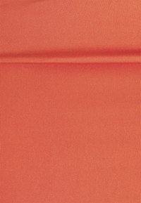 Στερεό ύφασμα κοραλλί με ραβδωτή υφή, διαθέτοντας στενές κατακόρυφες ρίγες. Το υλικό φαίνεται ελαστικό και απαλό, κατάλληλο γ�ια ρούχα αθλητικής ένδυσης.