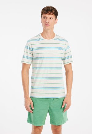 T-shirt a righe di colore beige chiaro, con strisce orizzontali verdi e blu, colletto rotondo, maniche corte e un piccolo logo ricamato sul petto.