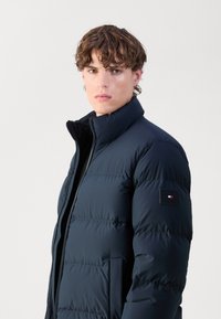 Tommy Hilfiger PUFFER JACKET - Jachetă cu puf - desert sky