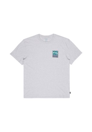 Lichtgrijs T-shirt met korte mouwen met een klein vierkant logo met blauwe golven en tekst op de linker bovenborst.