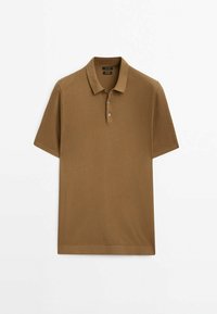 Polo marron à manches courtes texturé avec deux boutons et un col classique, présenté à plat sur un fond blanc.