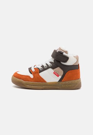 Zapatilla alta hecha de ante naranja y cuero blanco con acentos marrones, que presenta una lengüeta de malla, cordones y una correa de velcro.