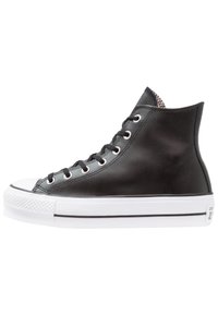 Czarne skórzane sneakersy typu high-top z białą gumową podeszwą, okrągłym noskiem, czarnymi sznurowadłami i srebrnymi oczkami; posiadają teksturowane wykończenie przy kołnierzu.