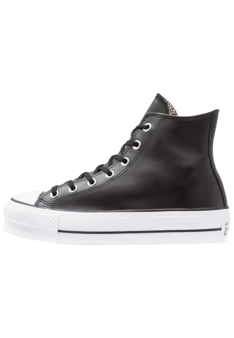 Czarne skórzane sneakersy typu high-top z białą gumową podeszwą, okrągłym noskiem, czarnymi sznurowadłami i srebrnymi oczkami; posiadają teksturowane wykończenie przy kołnierzu.