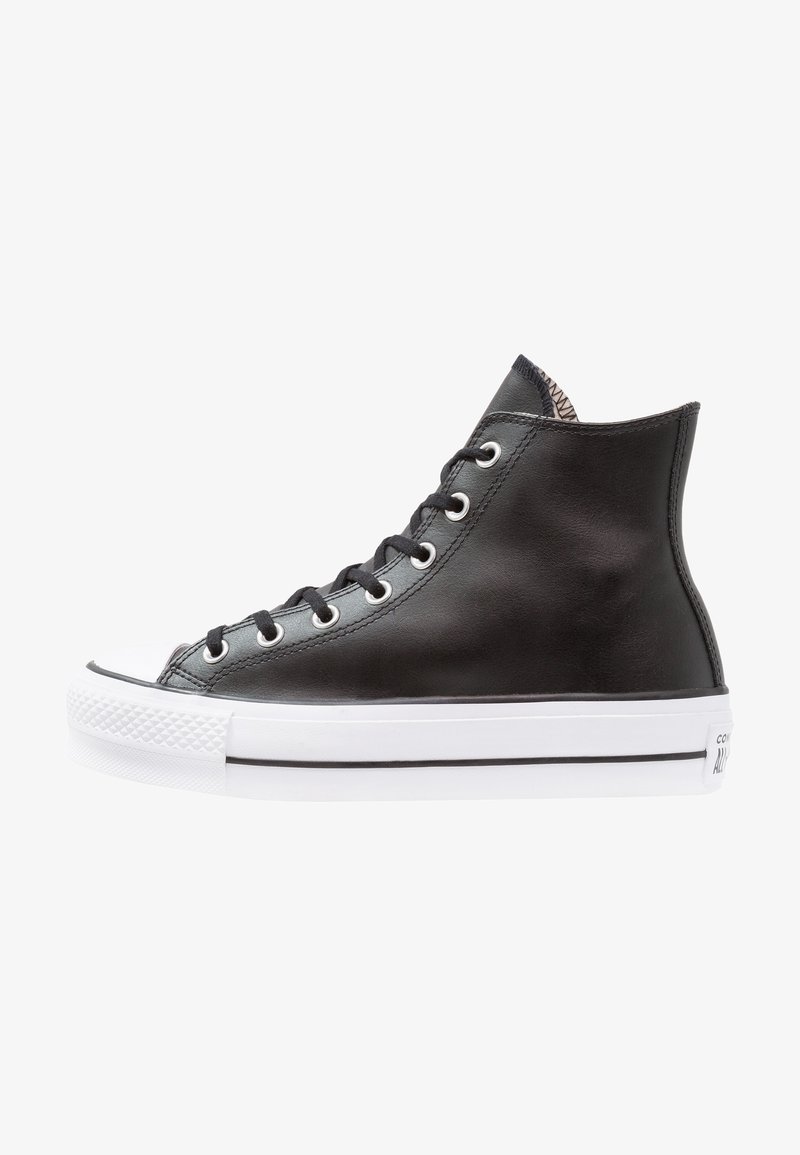 Czarne skórzane sneakersy typu high-top z białą gumową podeszwą, okrągłym noskiem, czarnymi sznurowadłami i srebrnymi oczkami; posiadają teksturowane wykończenie przy kołnierzu.