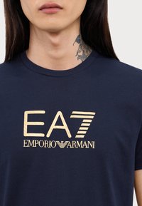 EA7 Emporio Armani T-shirts med print - armani blue