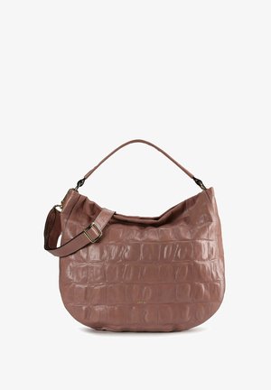 Sac bandoulière en cuir rose à texture crocodile, forme incurvée, large sangle et branding doré subtil. Présente une ouverture souple.