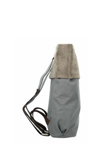 Grijze tas van gestructureerde stof met een zachte, beige suède flap, voorzien van bruine leren hengels en een gestructureerde vorm.