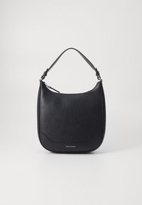 Zwarte leren schoudertas met een gestructureerd oppervlak, gebogen vorm, korte handgreep en subtiele branding aan de onderkant.