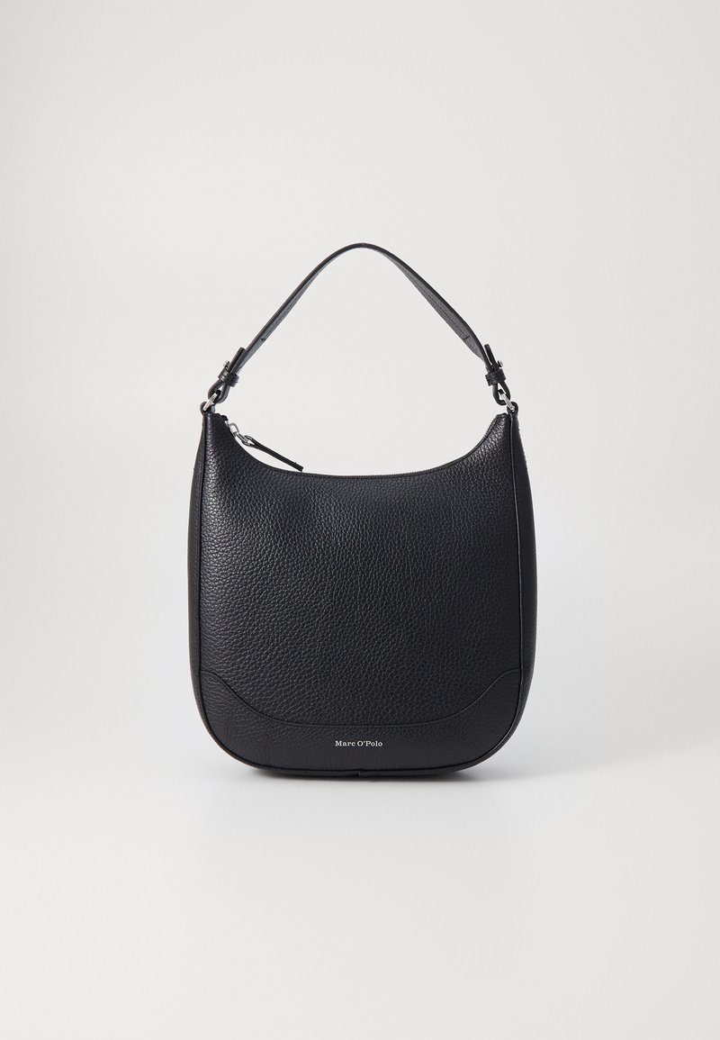 Zwarte leren schoudertas met een gestructureerd oppervlak, gebogen vorm, korte handgreep en subtiele branding aan de onderkant.