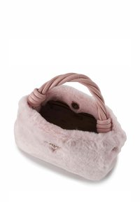 Borsa a mano in finta pelliccia rosa con una texture morbida, manici sintetici intrecciati e chiusura superiore. Presenta un piccolo dettaglio del logo sulla parte anteriore.