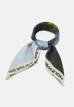 Zachte stoffen sjaal met blauwe en donkergroene tinten, in een lus geknoopt; randen bevatten zwarte tekst op een witte rand.