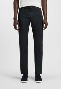 Zwarte, rechte broek met een gladde textuur, gemaakt van een lichtgewicht stof. Voorzien van zijzakken, een knoopsluiting en riemlussen.