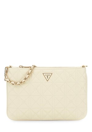 Pochette Guess en cuir matelassé crème avec chaîne dorée et plaque logo triangulaire dorée à l'avant, fermeture éclair sur le dessus.