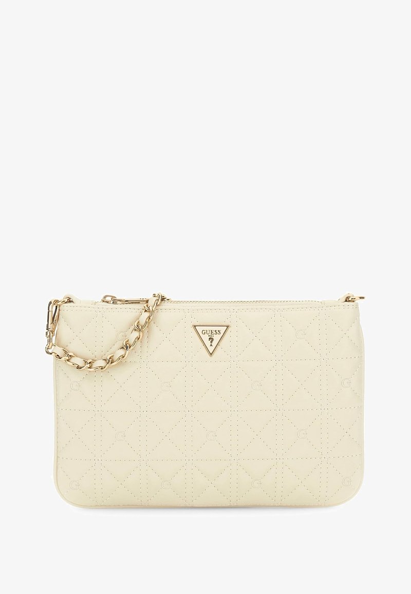 Pochette Guess en cuir matelassé crème avec chaîne dorée et plaque logo triangulaire dorée à l'avant, fermeture éclair sur le dessus.