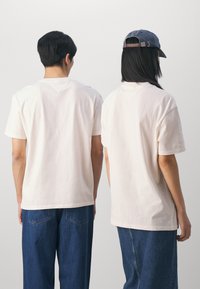 Tommy Jeans VARSITY TEE UNISEX - Camiseta estampada - ancient white