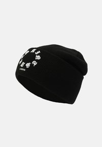 Gorro de punto negro con texto y logos bordados en blanco. Textura acanalada, ajuste holgado y puño doblado. Adecuado para uso casual.