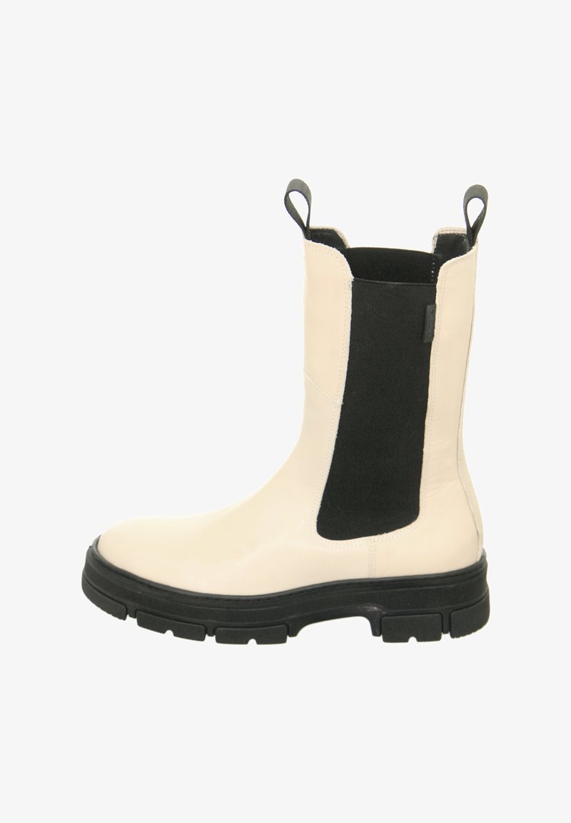 Beige Leder-Ankle-Boot mit einem schwarzen elastischen Einsatz, strukturiertem Finish, Schlaufen-Ziehhilfe und einer klobigen schwarzen Gummisohle.