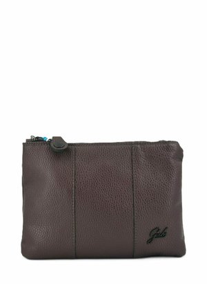 Bustina in pelle marrone scuro testurizzata con zip e piccolo logo in rilievo nell'angolo in basso a destra, forma rettangolare e design semplice.