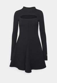 Svart långärmad klänning med hög krage och ett urklippsdetalj nedanför halsen. A-linjeformad silhuett, tillverkad av slät tyg med minimal sömnad.