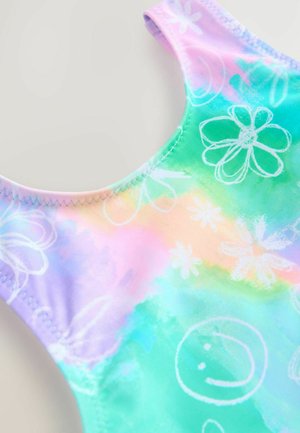 Costum de baie cu un design multicolor, având nuanțe de verde pal, albastru și roz. Decorat cu modele de flori albe și fețe zâmbitoare.