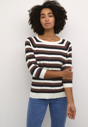 Pull rayé avec de larges bandes horizontales marron, blanches et noires. Encolure ronde, manches trois-quarts et texture tricot douce.