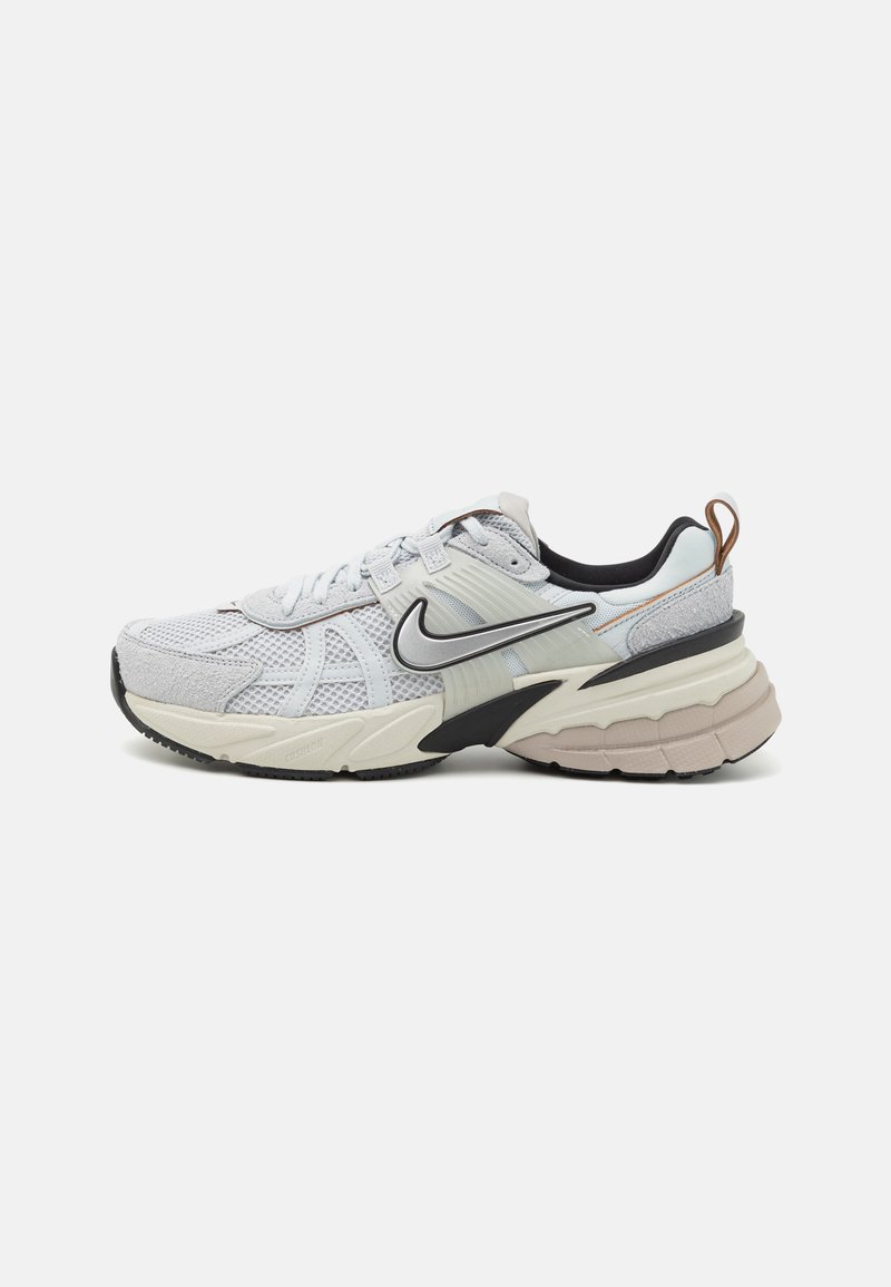 Nike Sportswear V2K RUN  - Tenisice - pure platinum/chrome/platinum tint/light bone/light iron ore/black