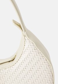 Patrizia Pepe BANGLE BAG HANDCRAFT HANDBAG - Kézitáska - off white