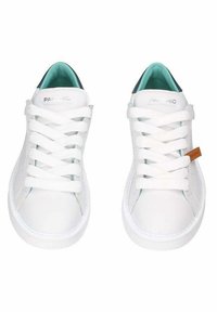 Zapatillas de cuero blancas con forro turquesa, que cuentan con cordones planos blancos, punta redondeada y una pequeña etiqueta de logo marrón en el lateral.
