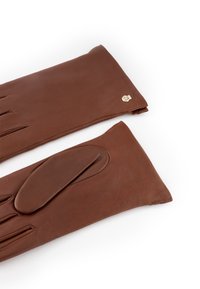 Braune Lederhandschuhe mit einem eleganten Design. Zu den Merkmalen gehören Fingeröffnungen, eine glatte Textur und ein kleines goldfarbenes Emblem.