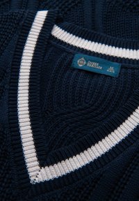 Granatowy sweter dzianinowy z dekoltem w serek, z białym prążkowanym kołnierzem. Metka z napisem "OMBRÉ HERITAGE", rozmiar M, 48 EUR.