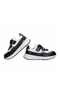 Weiße und marineblaue Sneakers aus Mesh-Gewebe, mit Gummisohle, Klettverschluss und Schnürsenkelakzenten. Verfügt über eine strukturierte Oberfläche und einen Markennamen auf dem Riemen.