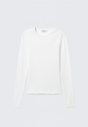 Hosszú ujjú, fehér környakú póló, belső gallérján "WEEKDAY" felirattal, világosszürke háttérre fektetve.