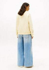 Tommy Jeans FLAG CREW - Felpa - custard cream