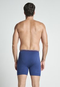 Boxer shorts de algodón azul con un ajuste ceñido, que presentan una cinturilla elástica de contraste con un detalle de rayas multicolor.