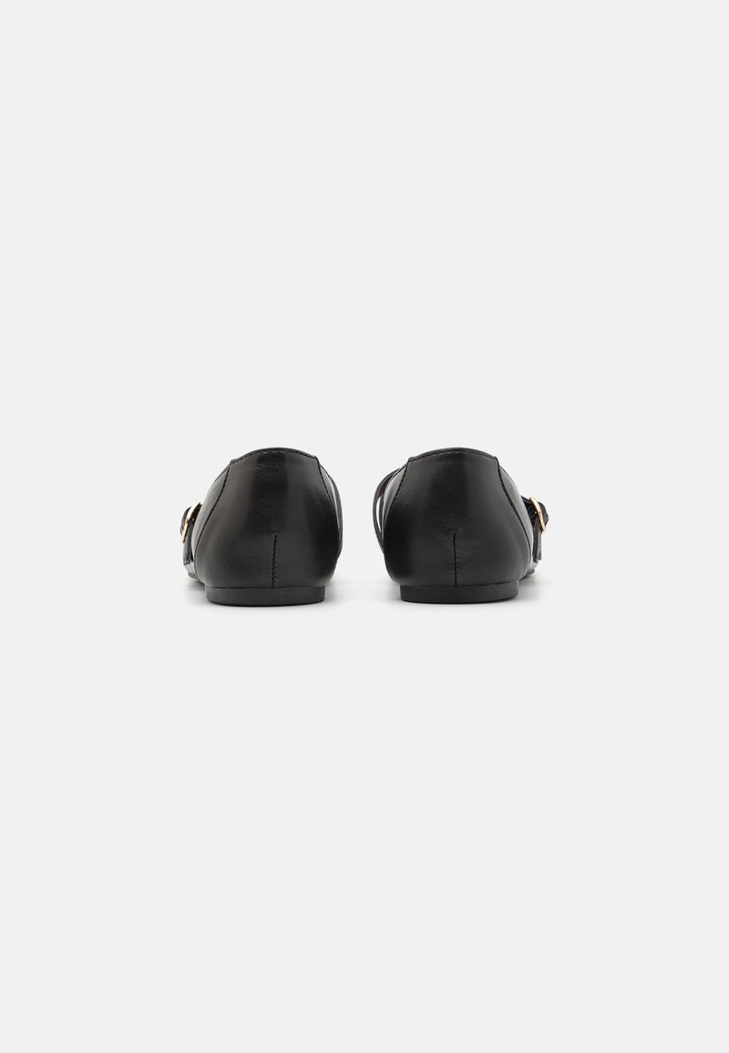 Schwarze Lederloafers mit glatter Textur und runder Zehenpartie. Sie haben einen goldenen Akzent und eine flache Sohle und sind von hinten betrachtet.